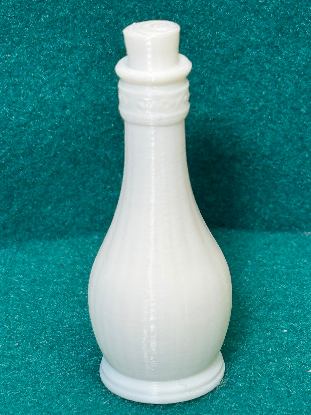 Leere Flasche mit noch drin steckendem Korken Figur Deko Statue Puppenhaus