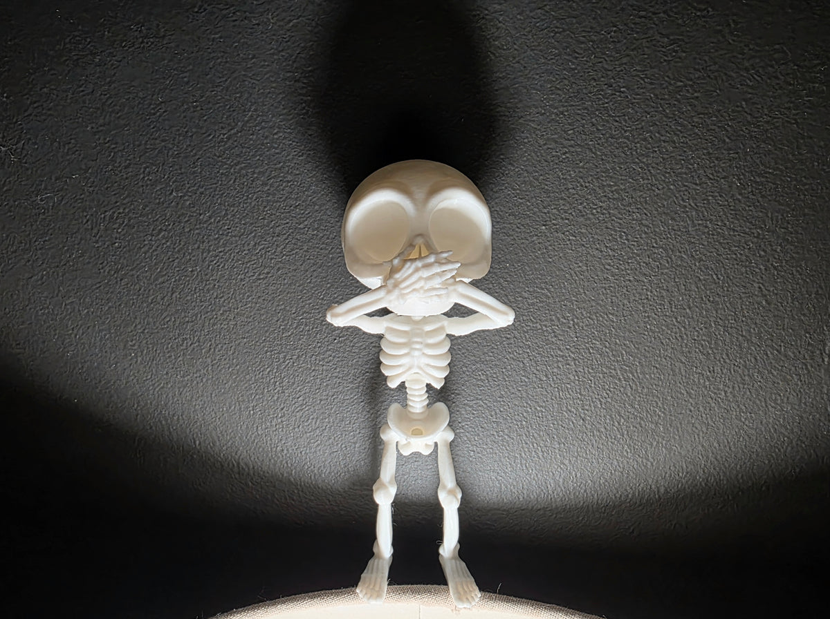 Skelett Figur entspannt nichts sagen