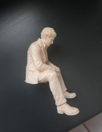 Viktorianische sitzende Gentleman-Miniatur Figur Deko Statue Puppenhaus