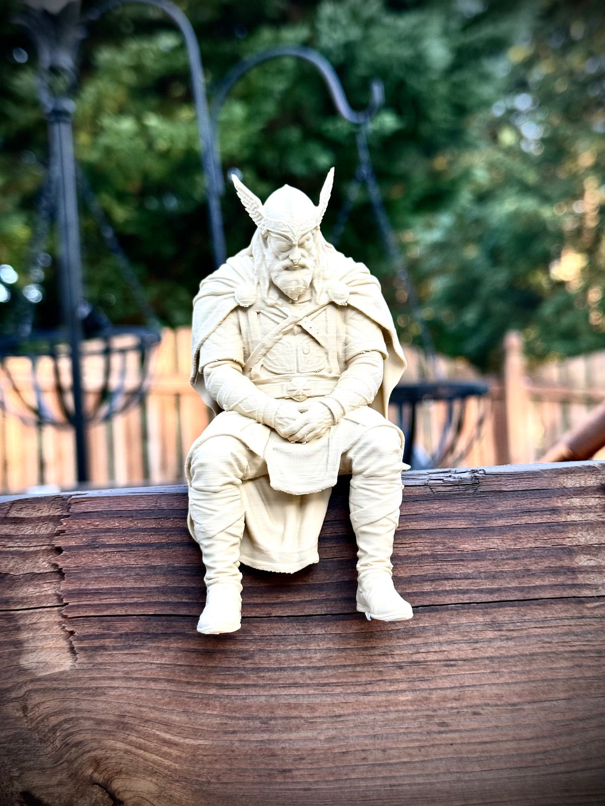 Figur Odin traurig Kantenhocker