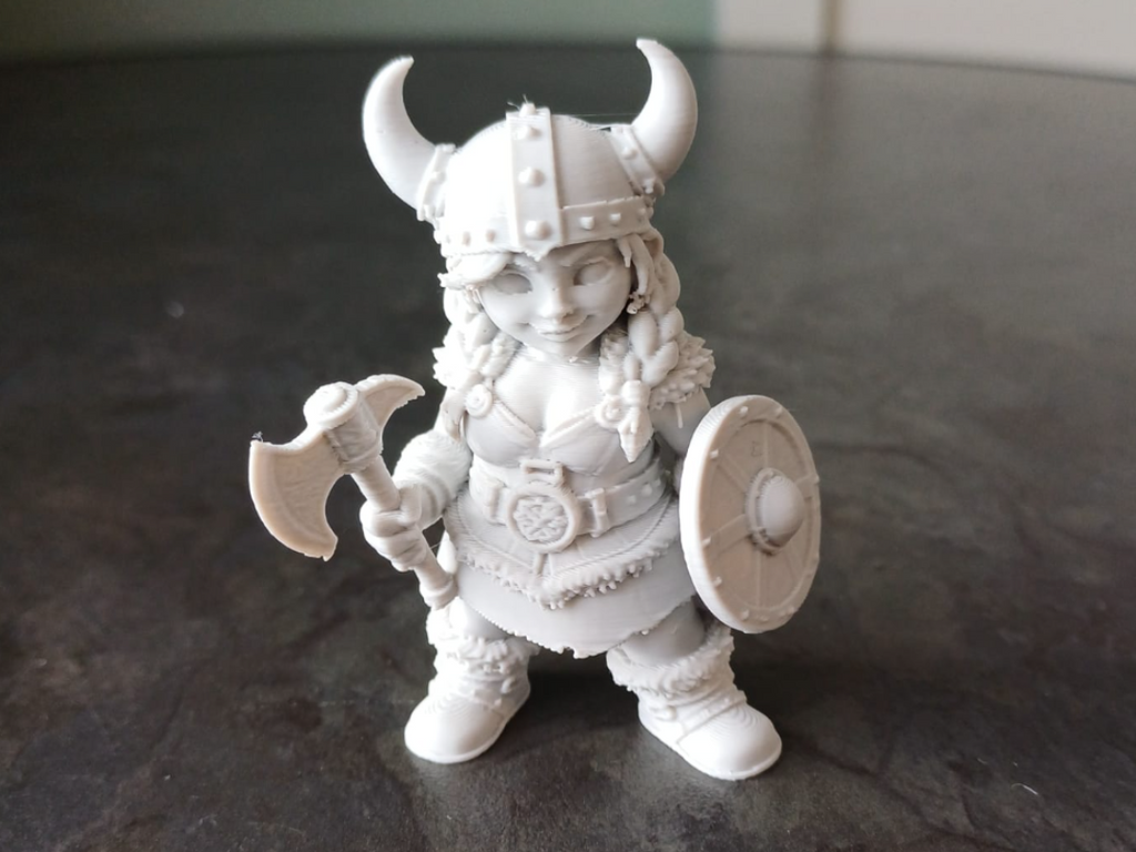 Wikinger Schildmaid mit Axt und Schild Figur Deko Statue Tabletop Gelände