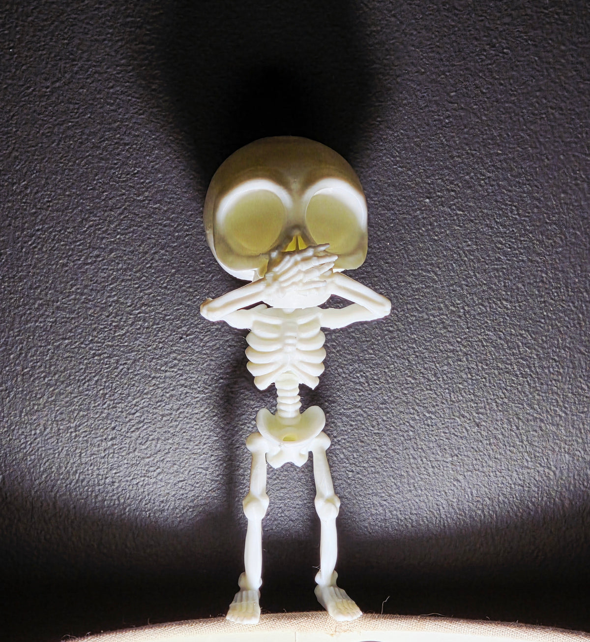 Skelett Figur entspannt nichts sagen