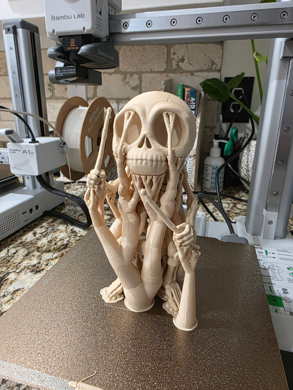 Skelett Figur entspannt Trommler