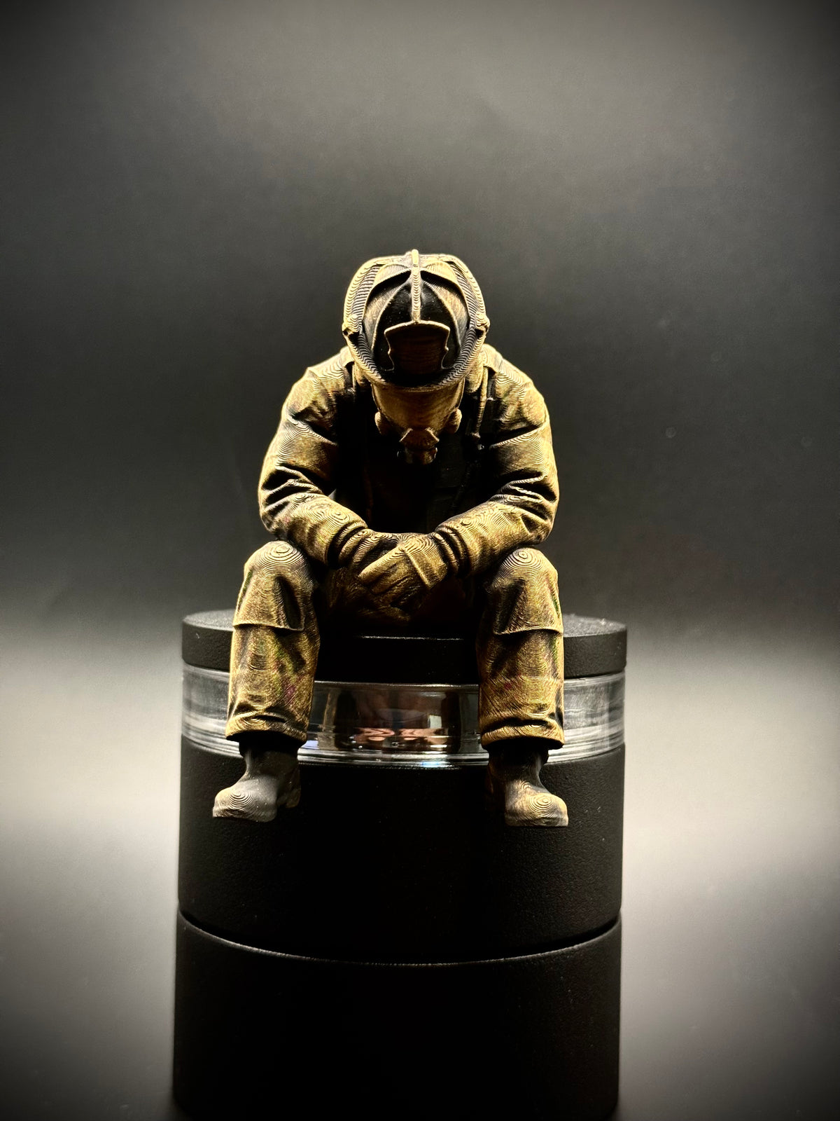 Figur Feuerwehrmann traurig Kantenhocker