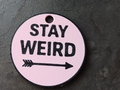 Stay Weird Schlüsselanhänger Taschenanhänger Geschenk Glücksbringer