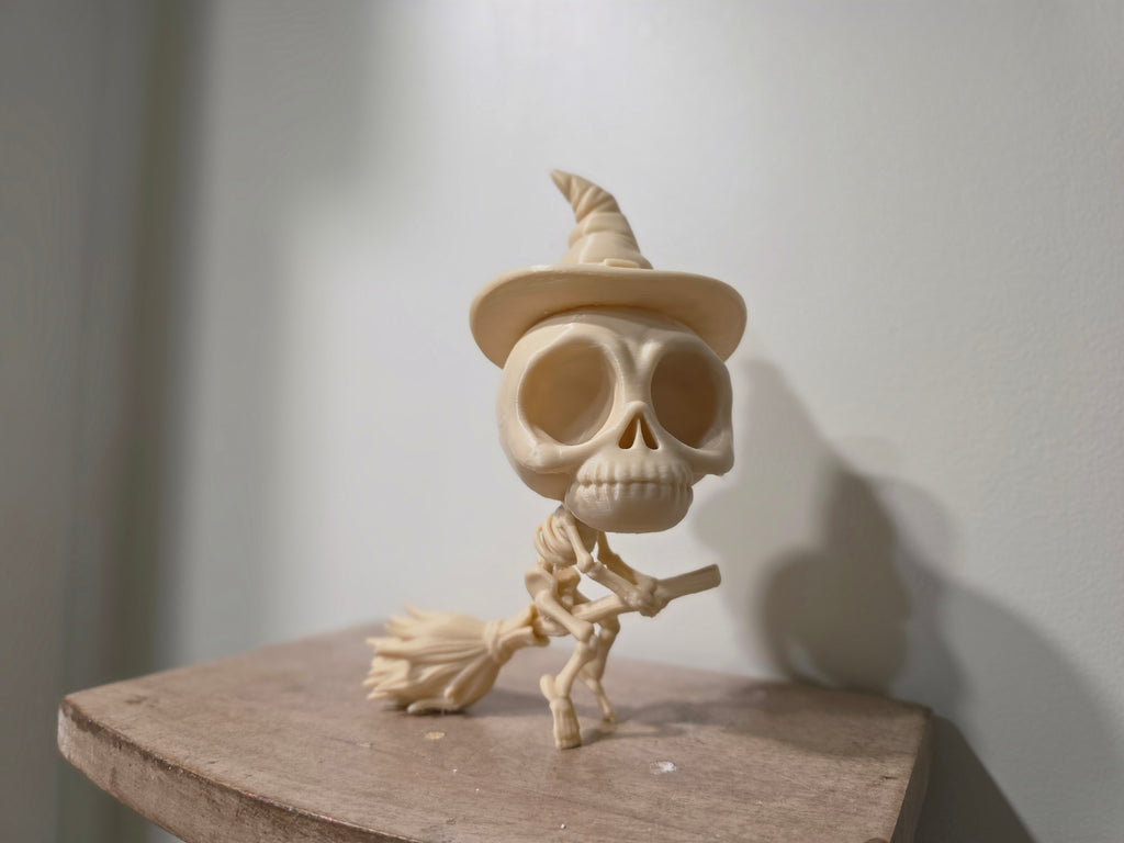 Skelett Figur entspannt Hexe auf Besen