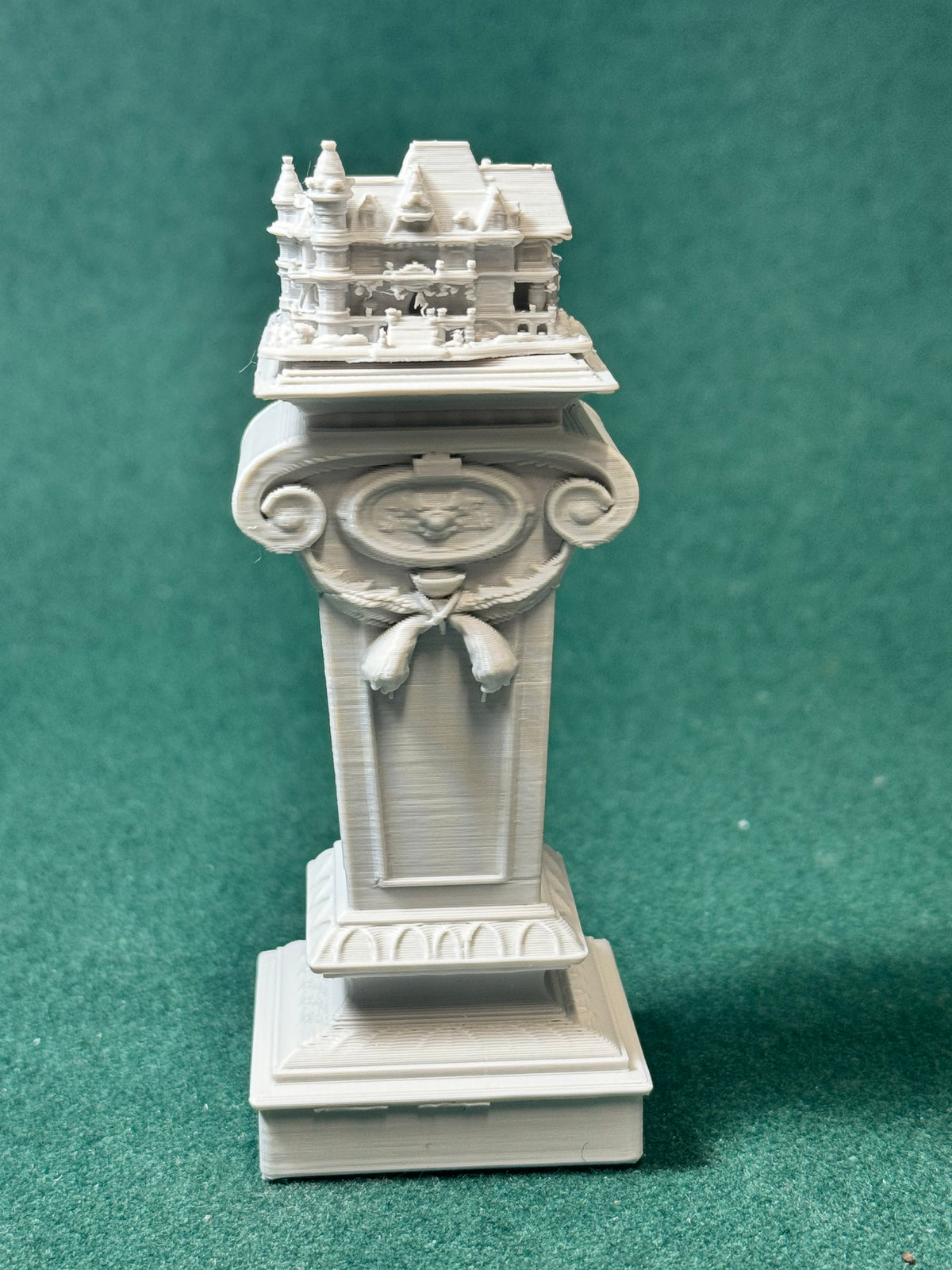 Viktorianischer Ausstellungs-Sockel 1:12 Puppenhaus Miniatur Puppenstube