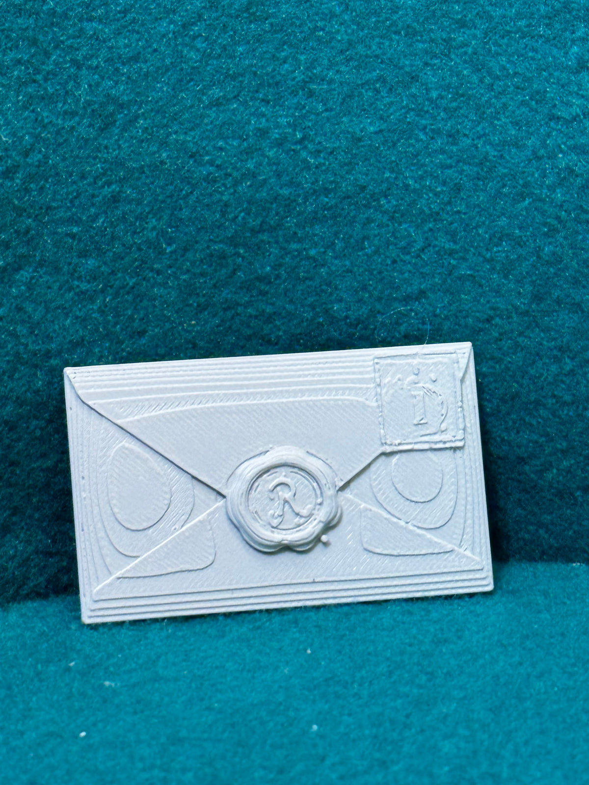 Versiegelter Umschlag (mit Briefmarke ohne Adresse) Figur Deko Statue