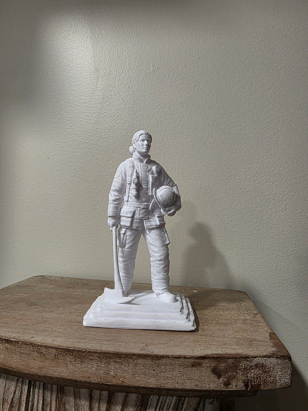 Feuerwehrmann Gedenkfigur stehend
