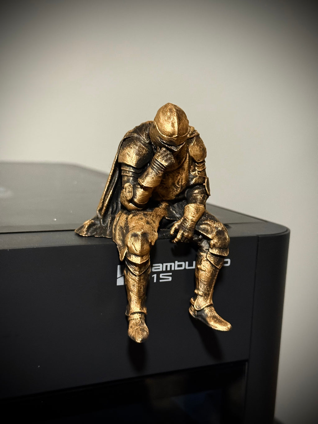 Figur Ritter traurig Kantenhocker