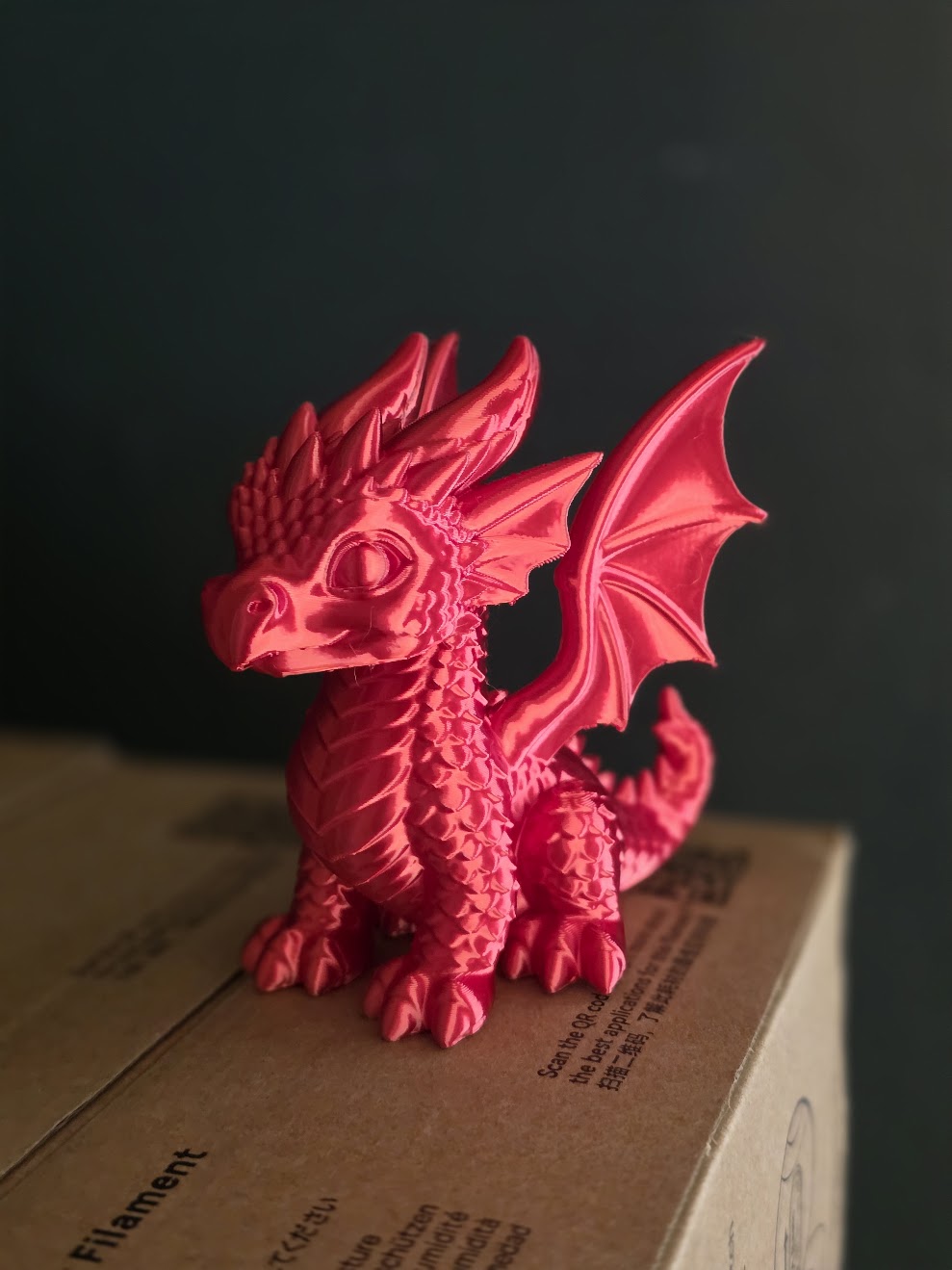 Ember der Baby-Drache Figur Deko Statue Fantasy Mittelalter Rollenspiel