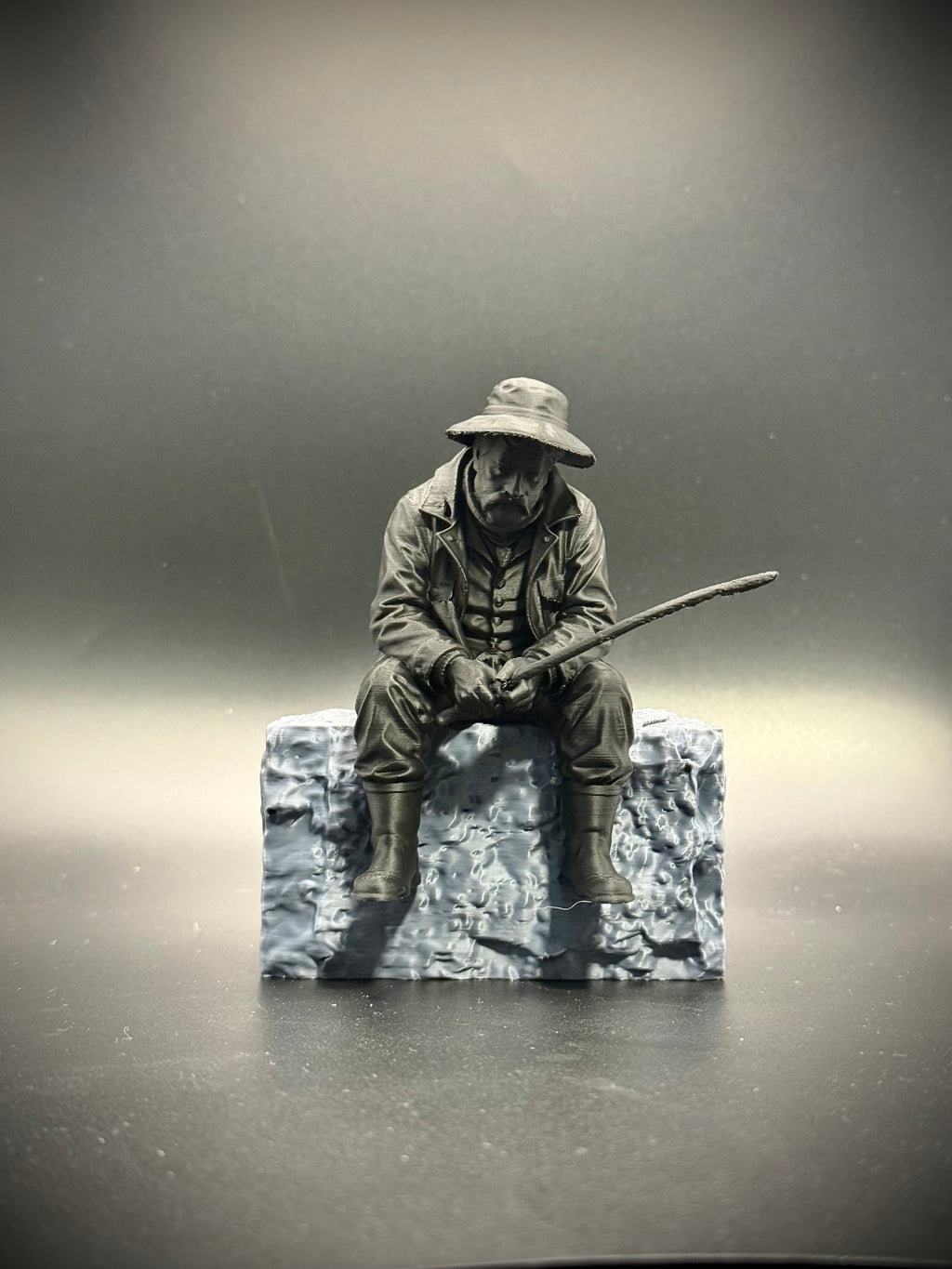 Figur Angler traurig Kantenhocker