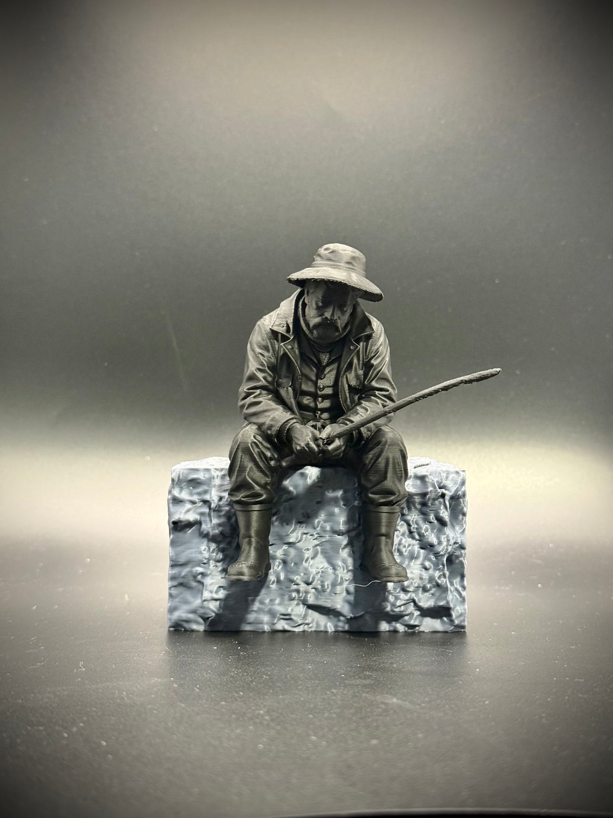 Figur Angler traurig Kantenhocker