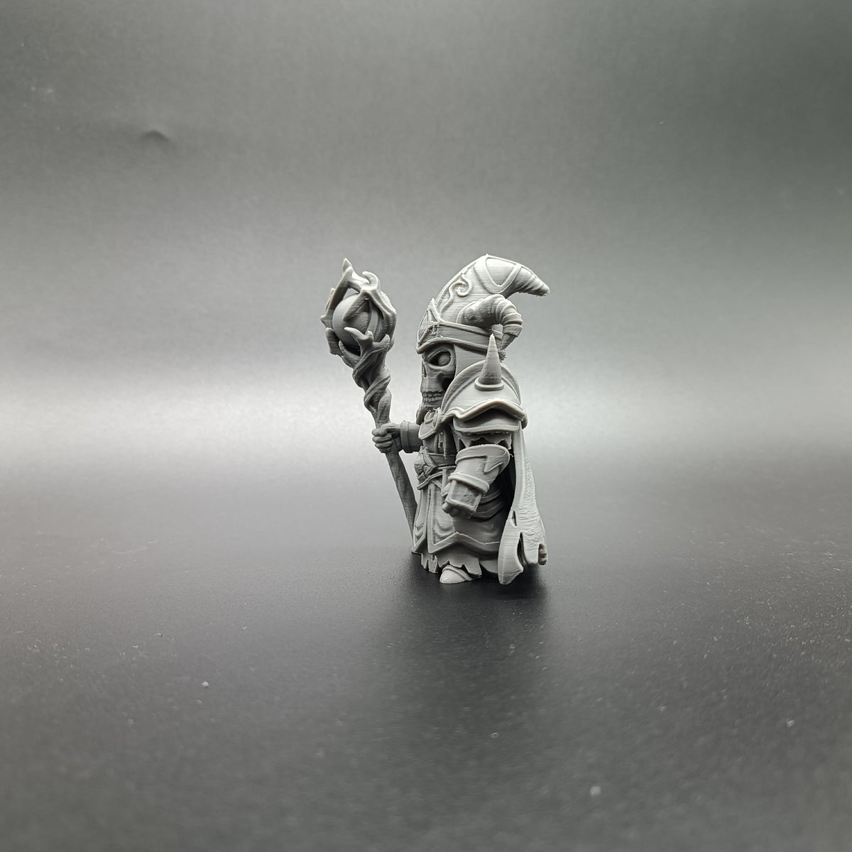 Dunkle Fantasy Untoter Zauberer Skelett-Magier Figur Deko