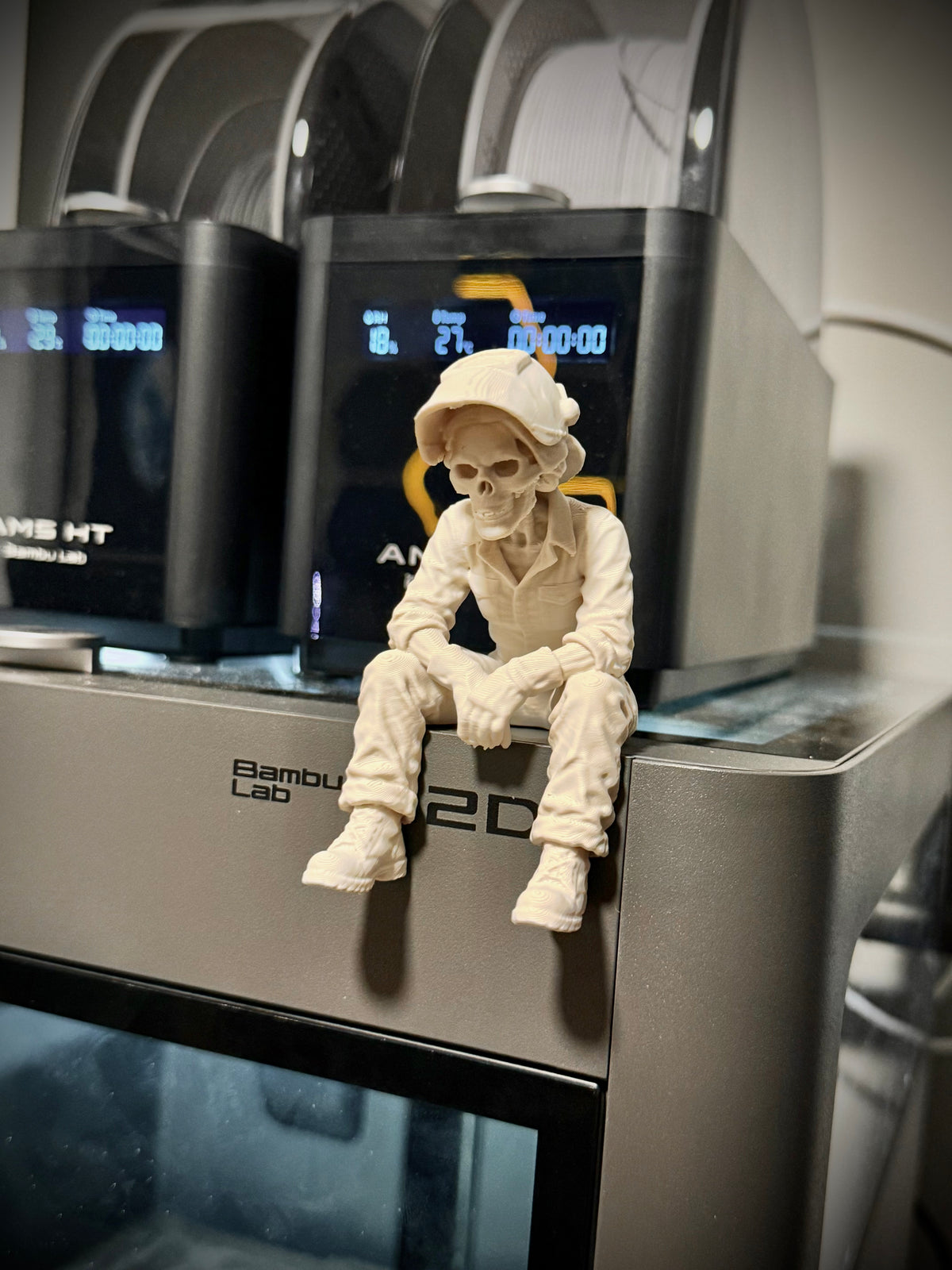 Totenkopf Kantenhocker Schweißerin