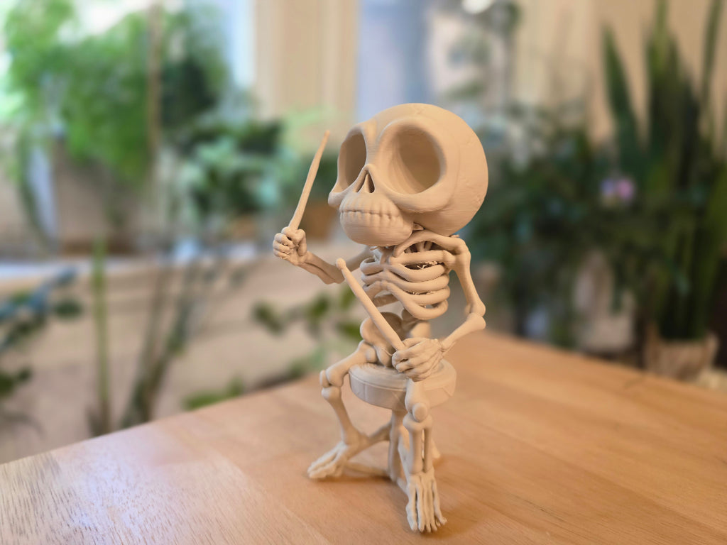 Skelett Figur entspannt Trommler
