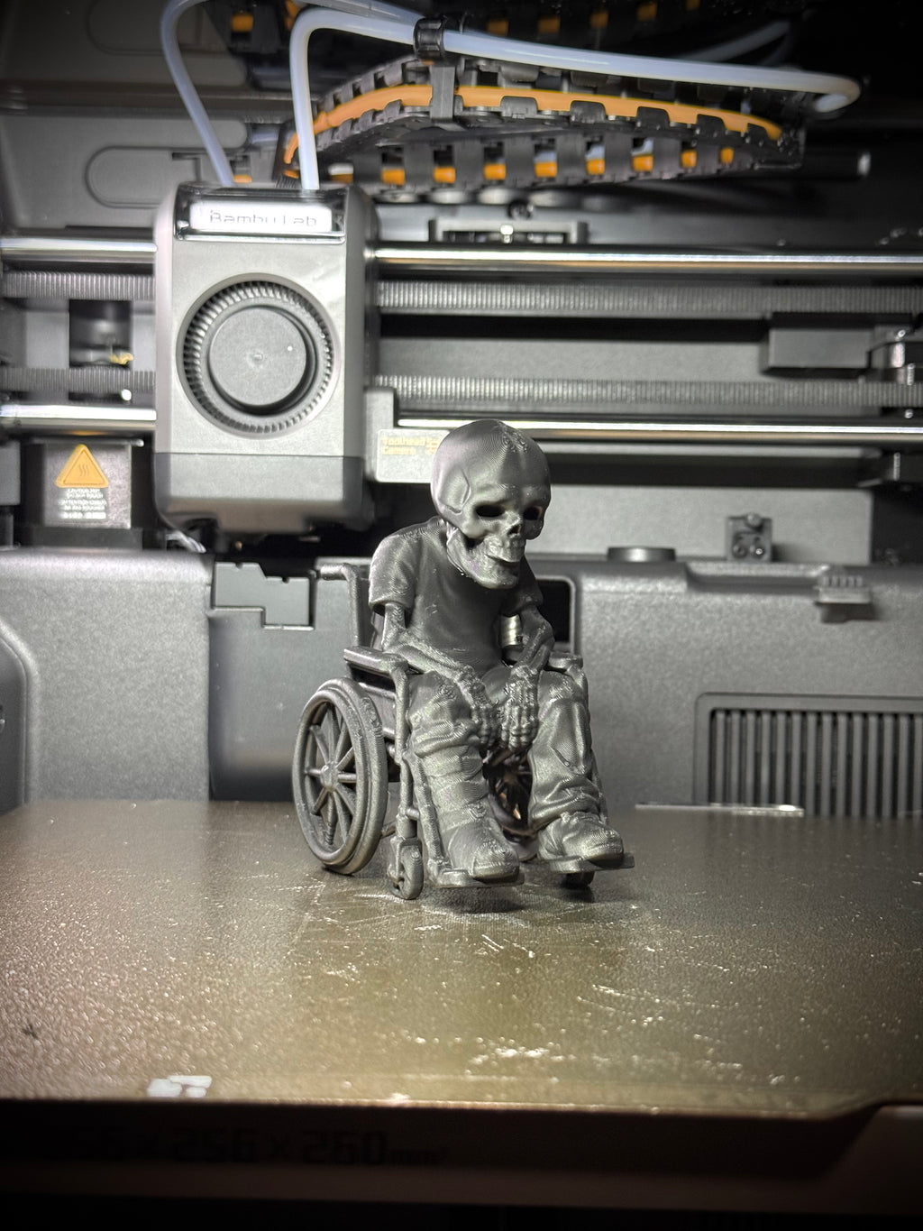 Totenkopf Kantenhocker Rollstuhlfahrer