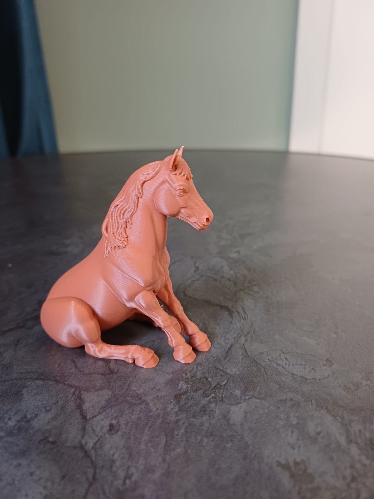 Realistische sitzende Pferdestatuette Figur Deko Tierfigur Tiere Geschenk