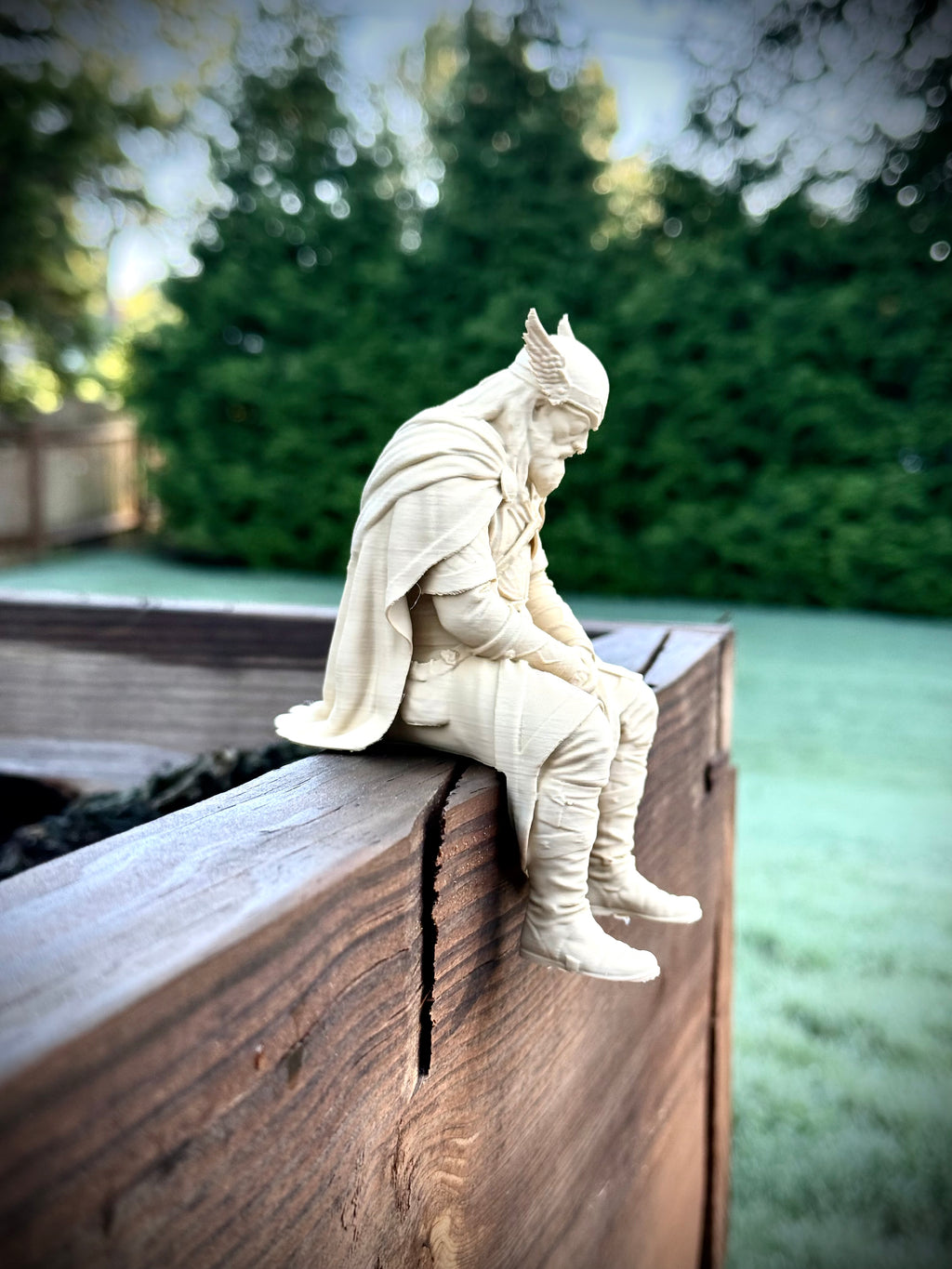 Figur Odin traurig Kantenhocker