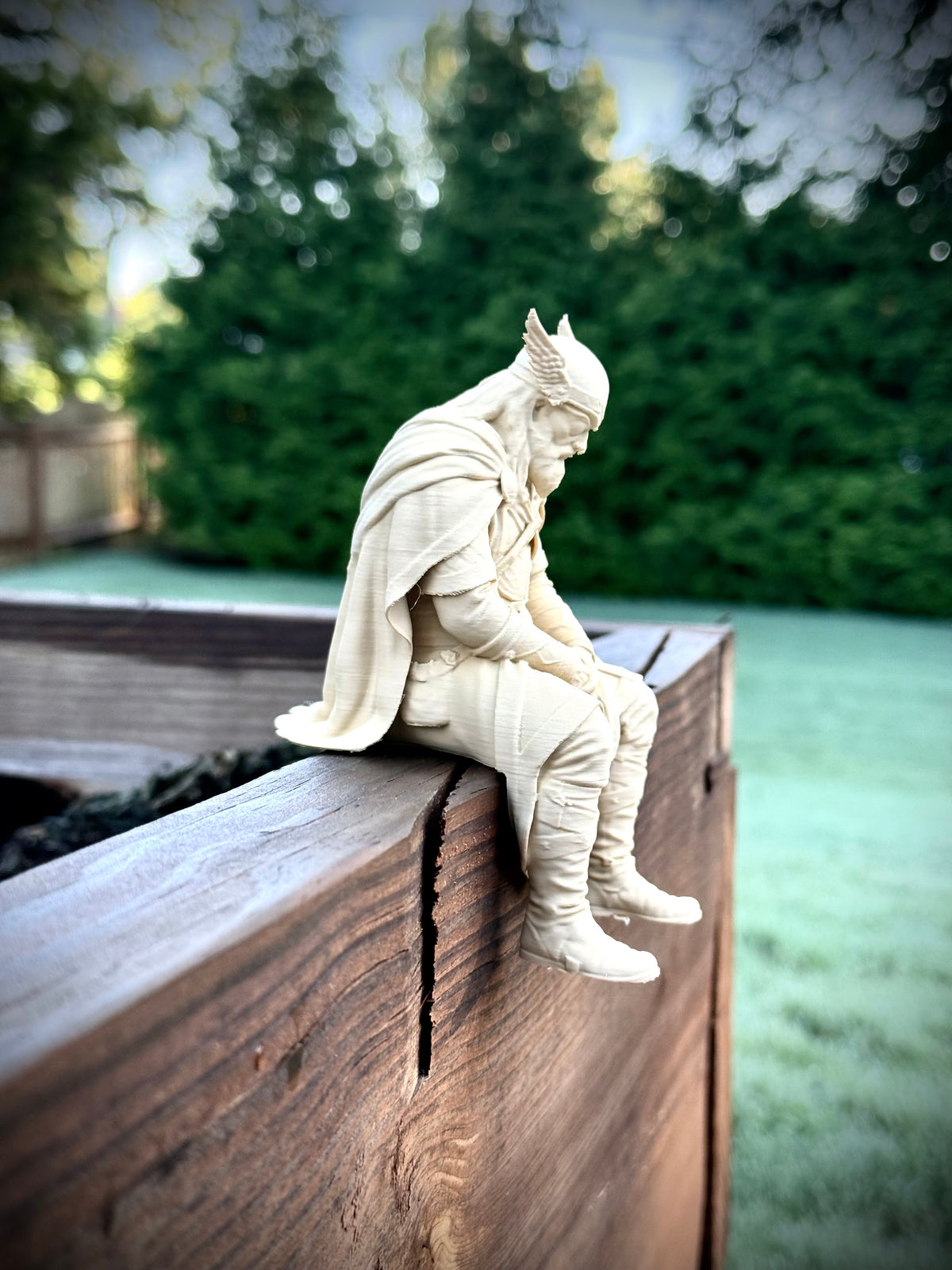 Figur Odin traurig Kantenhocker