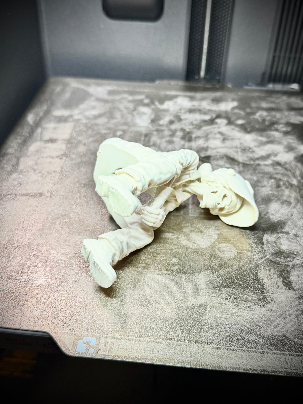Totenkopf Kantenhocker Schweißerin