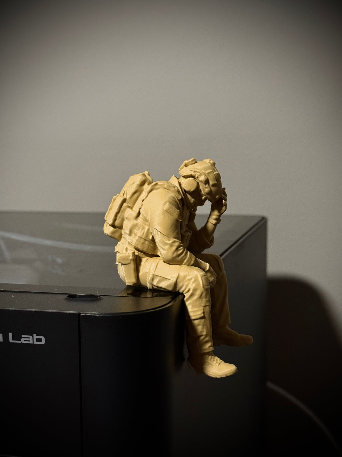 Figur Soldat traurig Kantenhocker
