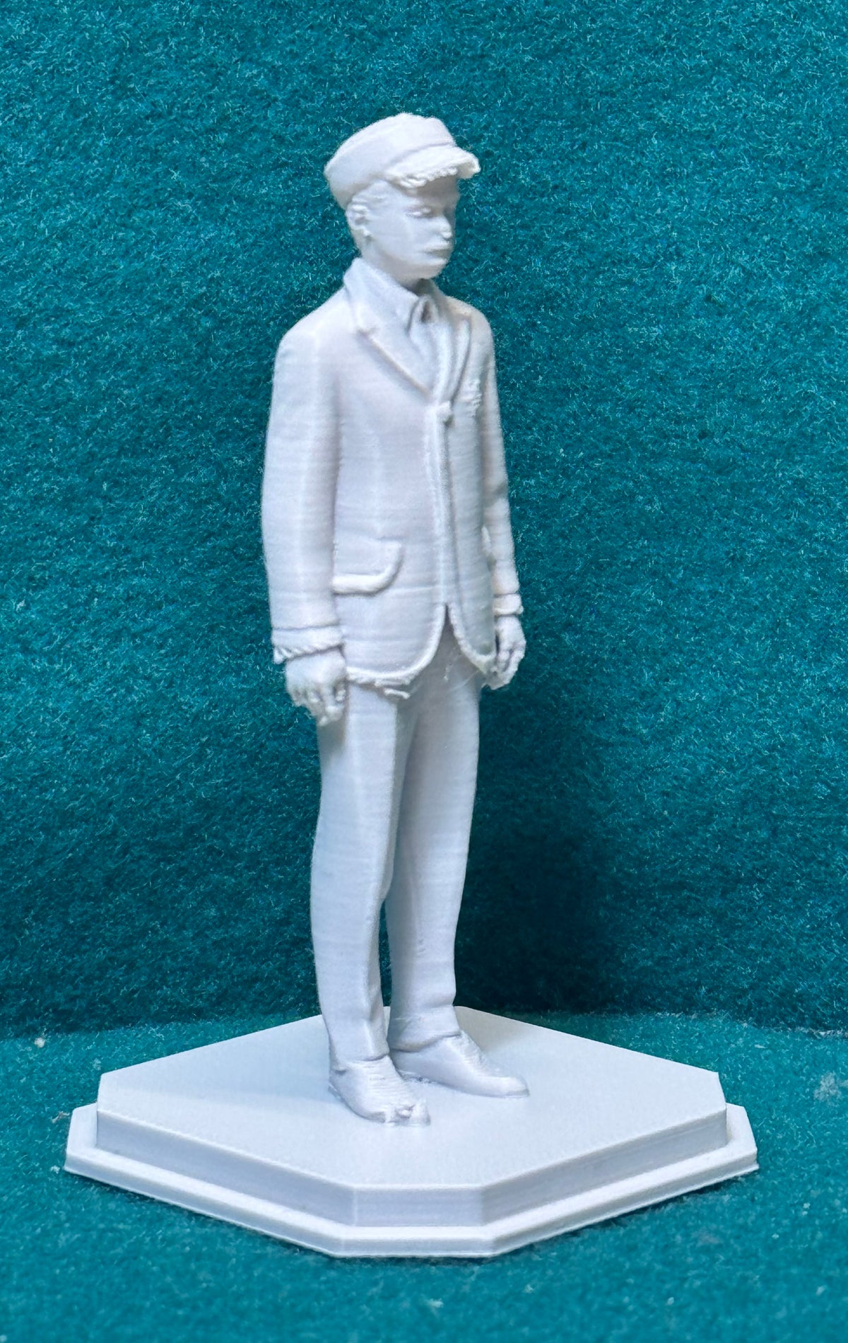 Nachbar Ashcombes Sohn Julian Figur Deko Statue Puppenhaus Miniatur Vitrine