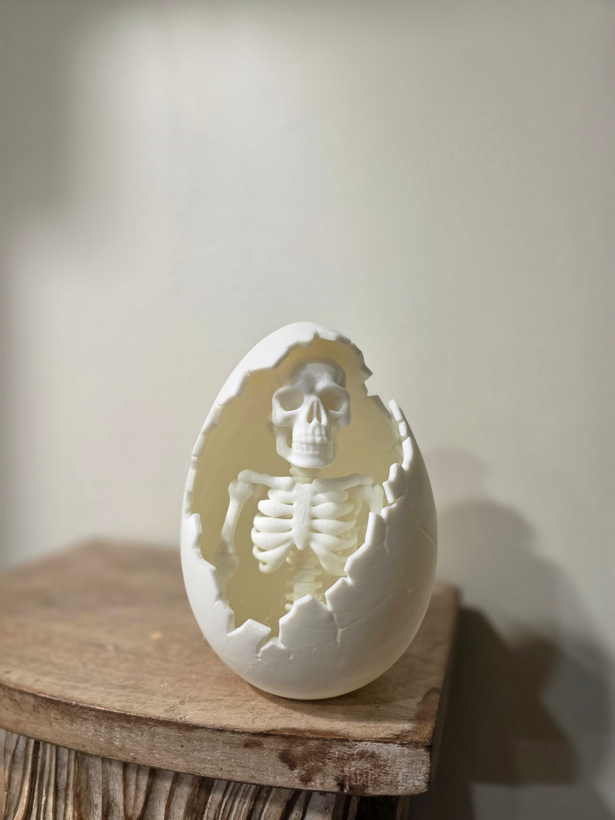 Skelett im Ei Figur
