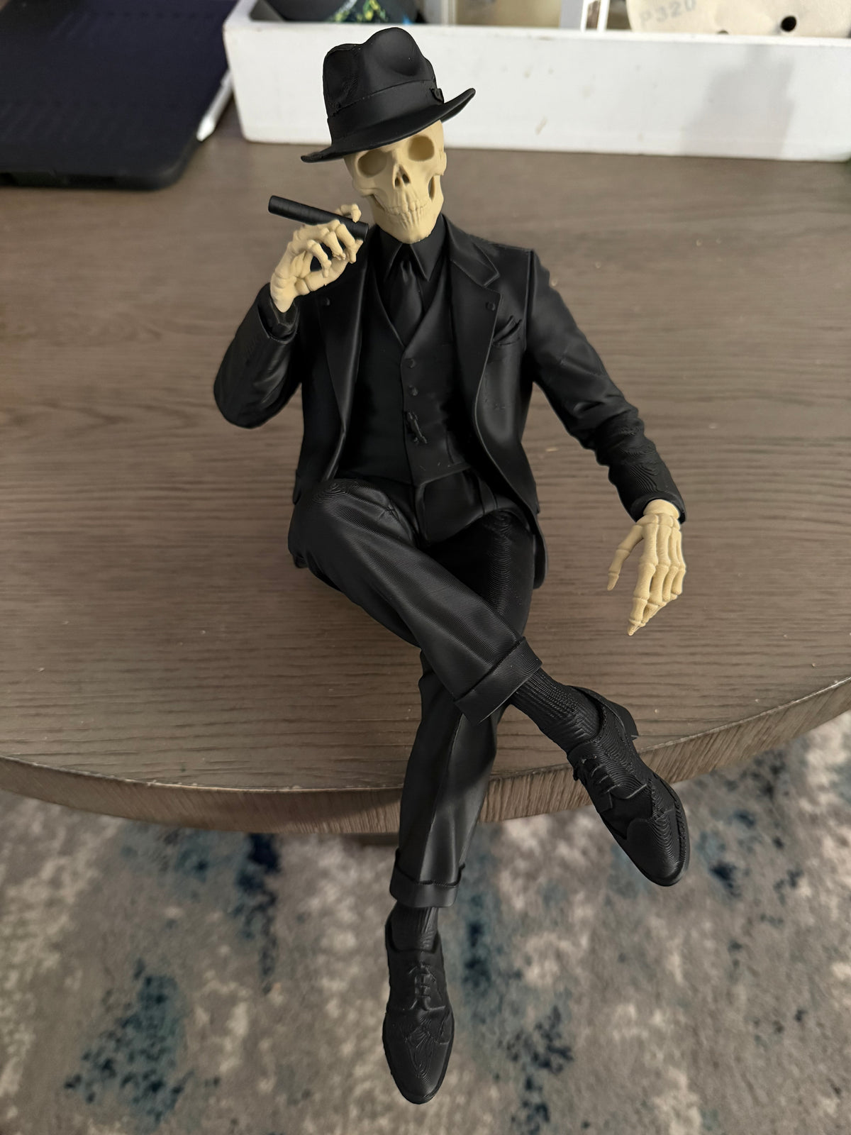 Skelett Figur rauchend detailreich Deko