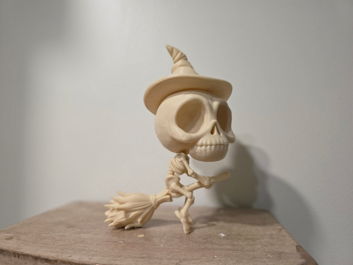 Skelett Figur entspannt Hexe auf Besen
