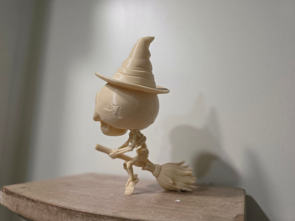 Skelett Figur entspannt Hexe auf Besen