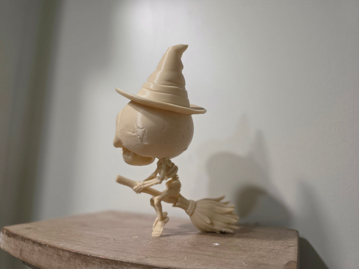 Skelett Figur entspannt Hexe auf Besen