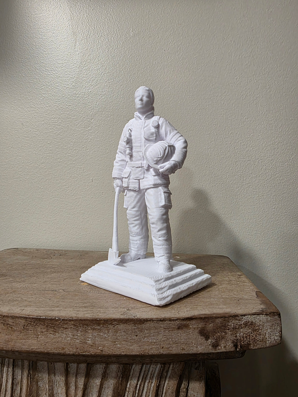 Feuerwehrmann Gedenkfigur stehend