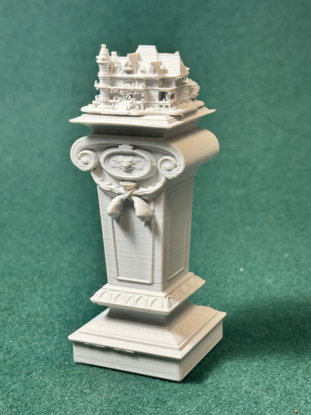 Viktorianischer Ausstellungs-Sockel 1:12 Puppenhaus Miniatur Puppenstube