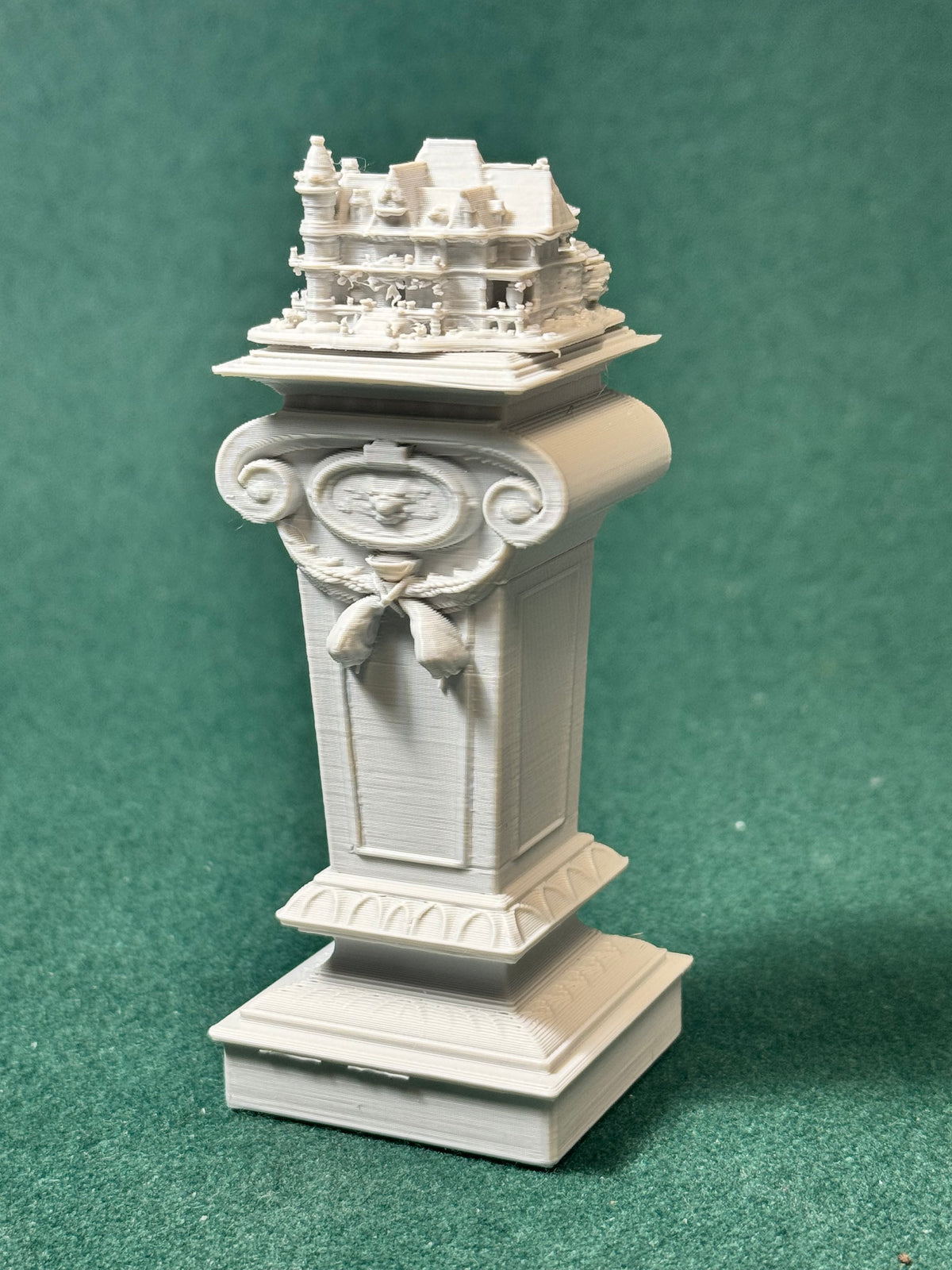 Viktorianischer Ausstellungs-Sockel 1:12 Puppenhaus Miniatur Puppenstube