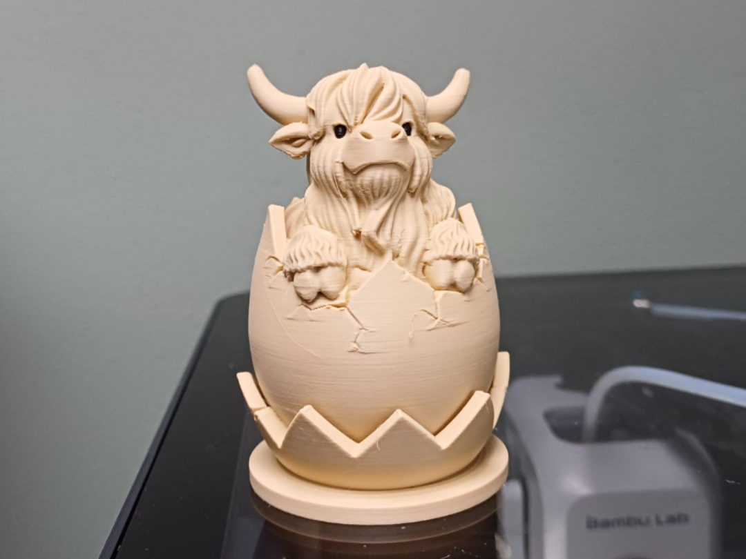 Baby Highland Kuh im Ei Figur Deko Statue Ostern Osterdeko Frühling Tiere