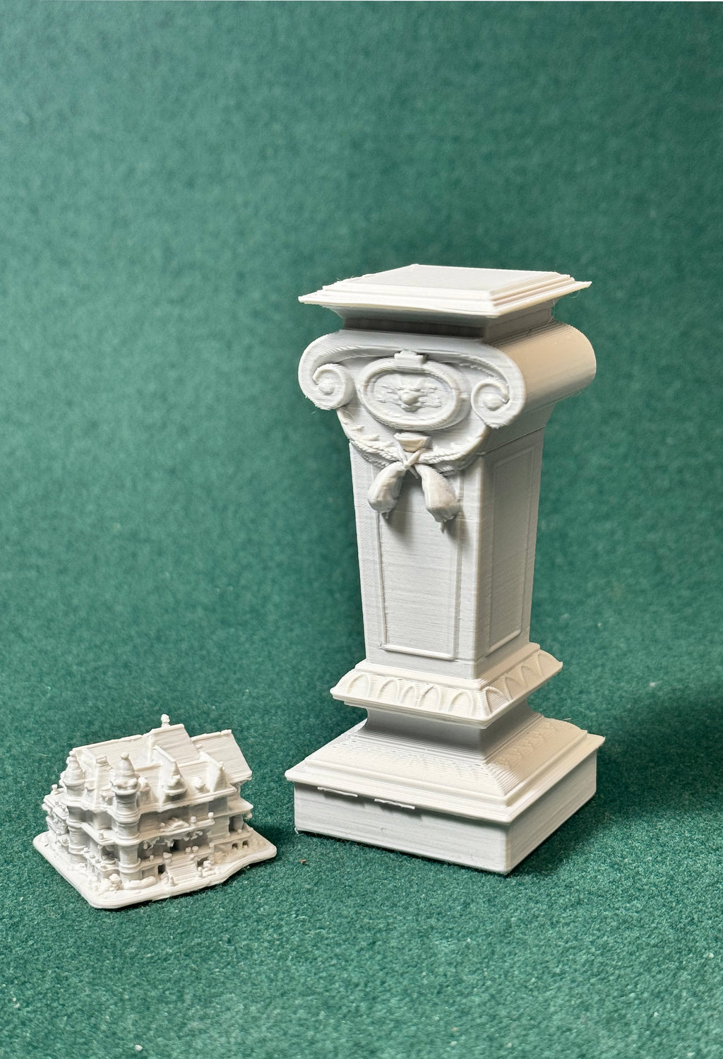 Viktorianischer Ausstellungs-Sockel 1:12 Puppenhaus Miniatur Puppenstube