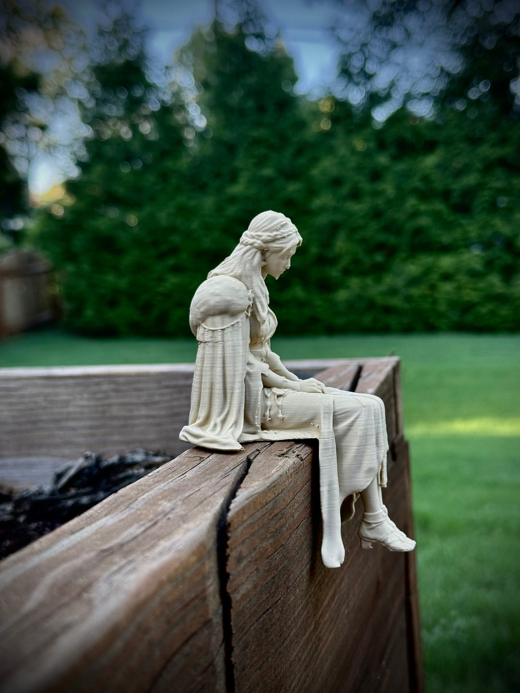 Figur Freya traurig Kantenhocker