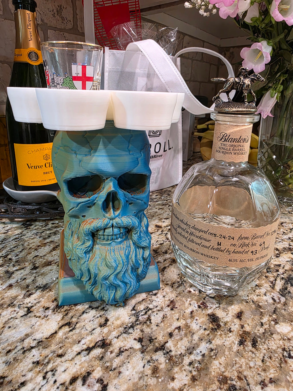 Schnapsglas-Ständer Totenkopf mit Bart 6 Gläser