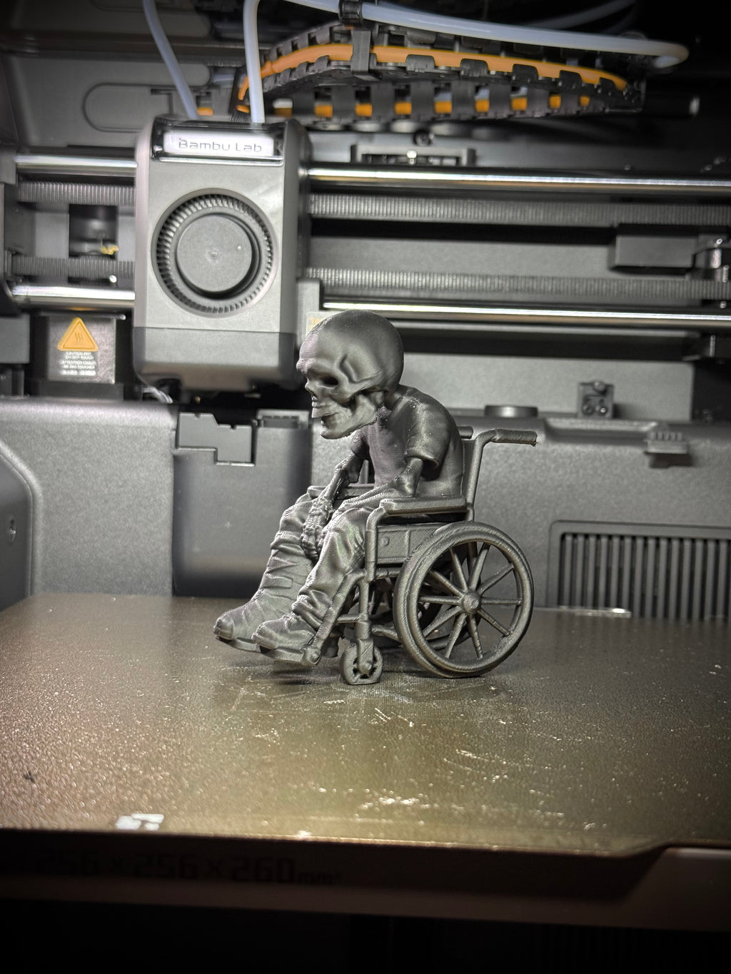 Totenkopf Kantenhocker Rollstuhlfahrer