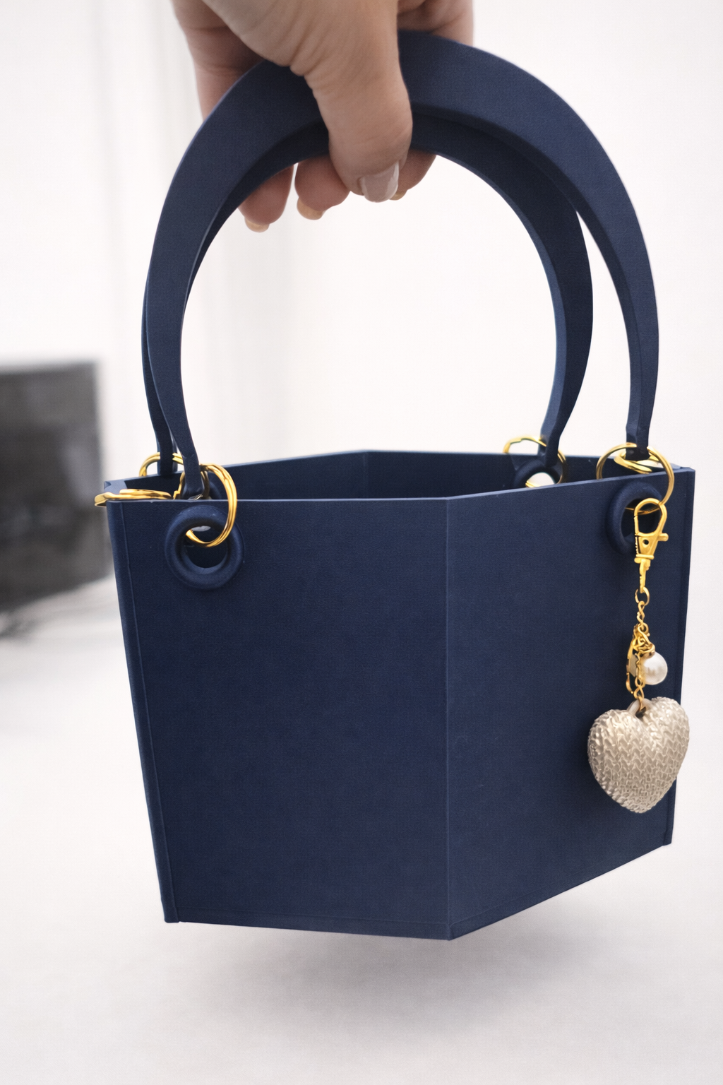 Hexa Belle Henkeltasche Figur Deko Statue Skulptur Dekoration Geschenk