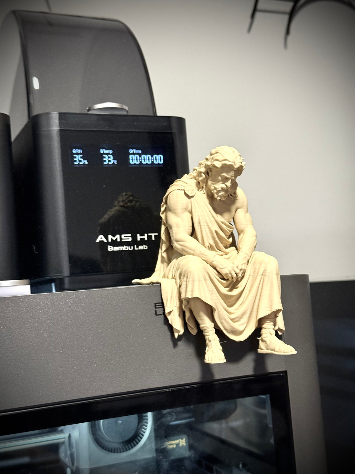 Figur Zeus traurig Kantenhocker