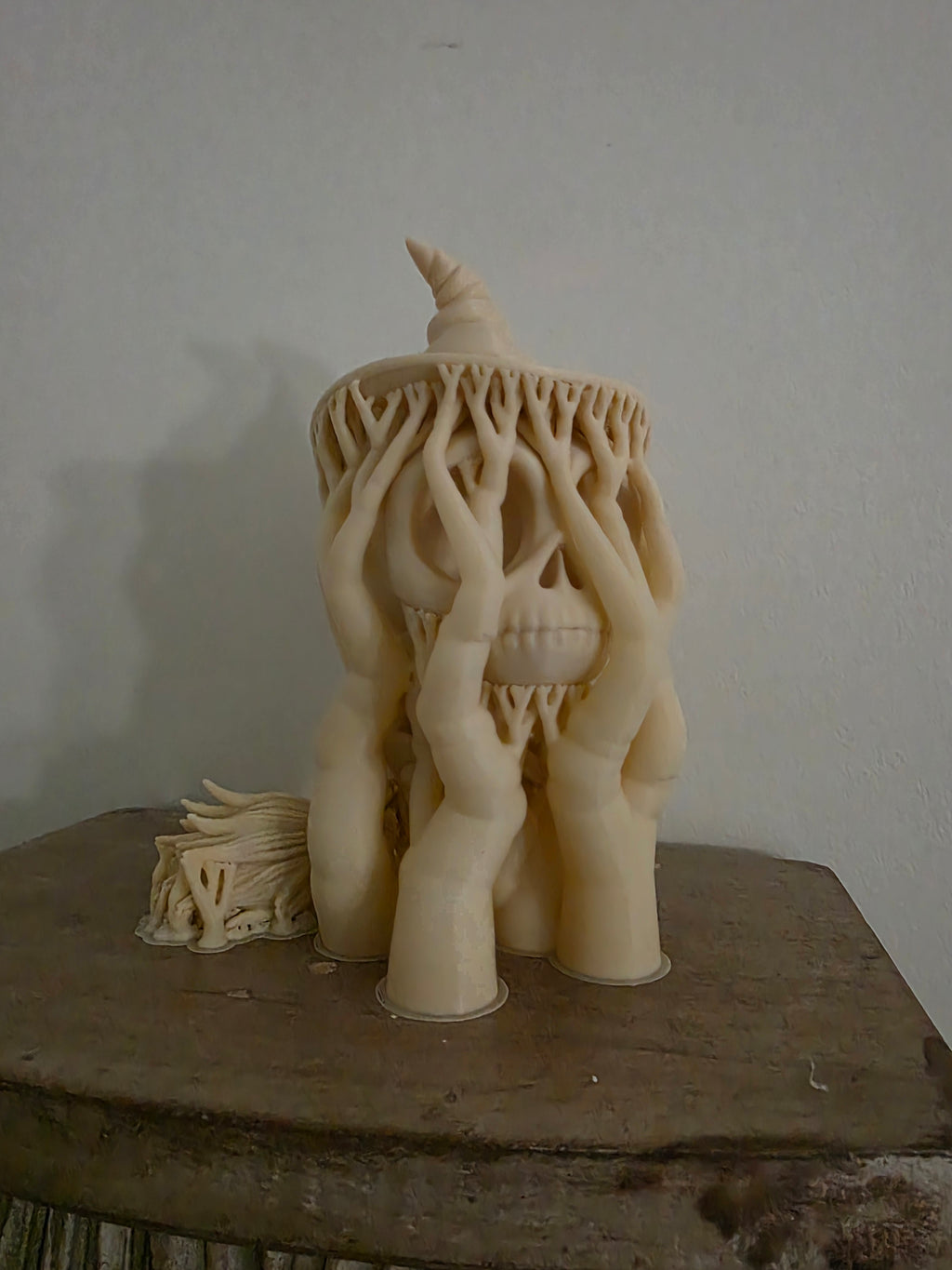 Skelett Figur entspannt Hexe auf Besen