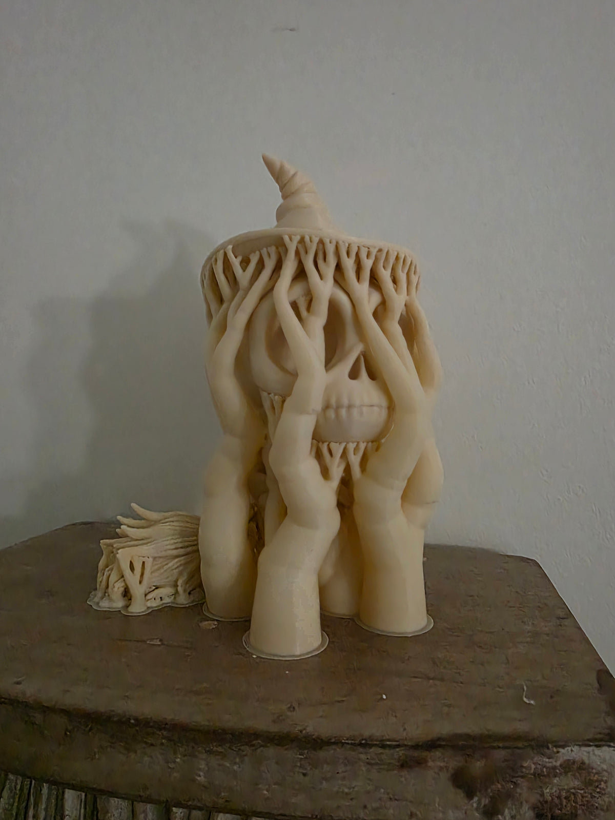 Skelett Figur entspannt Hexe auf Besen