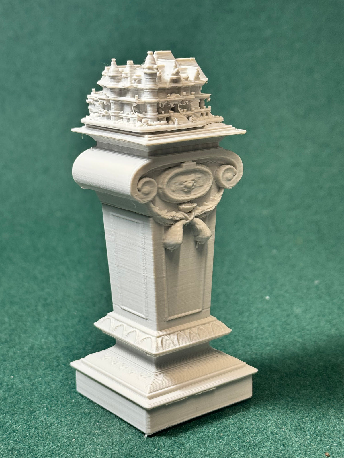Viktorianischer Ausstellungs-Sockel 1:12 Puppenhaus Miniatur Puppenstube