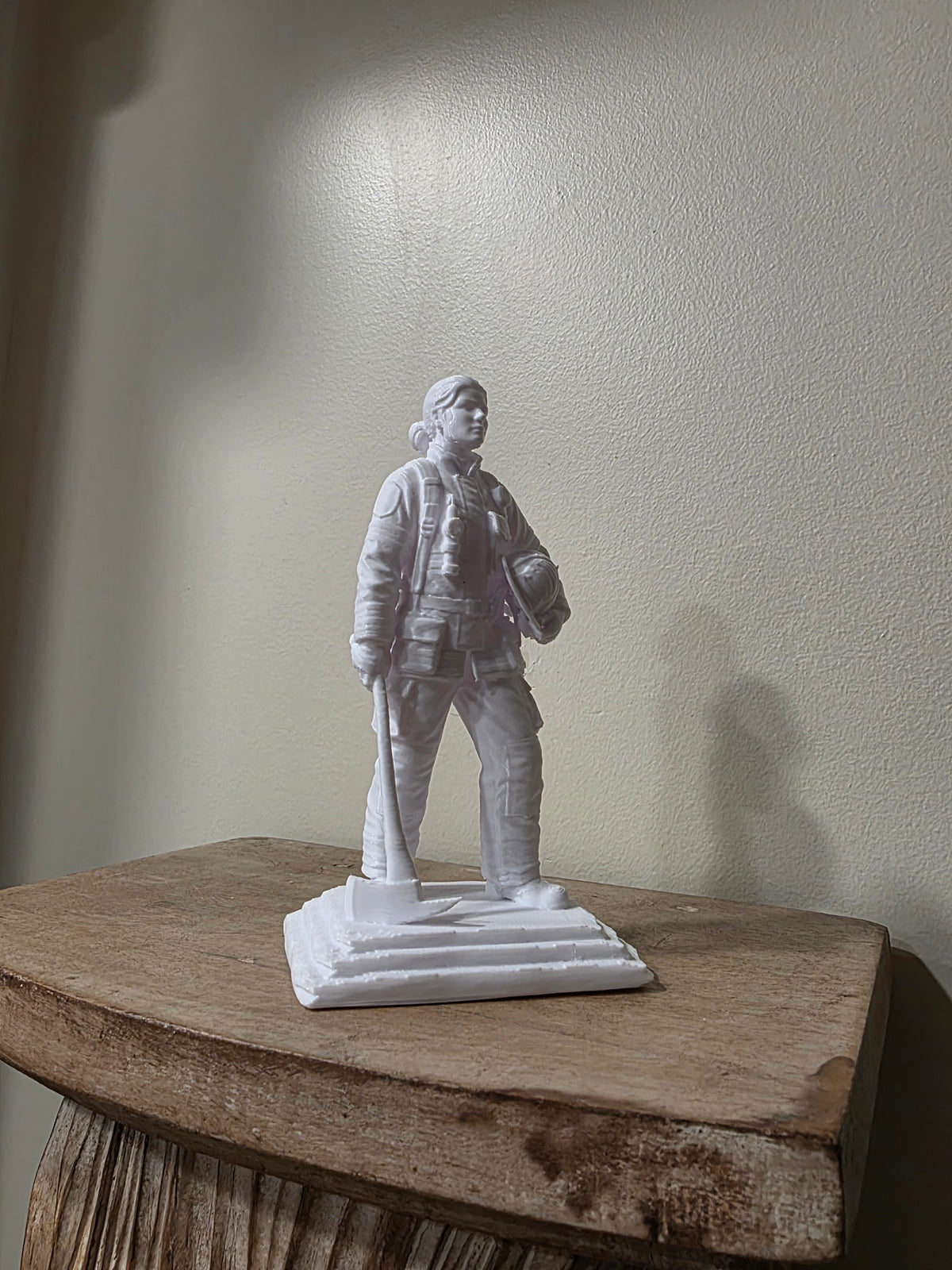 Feuerwehrmann Gedenkfigur stehend