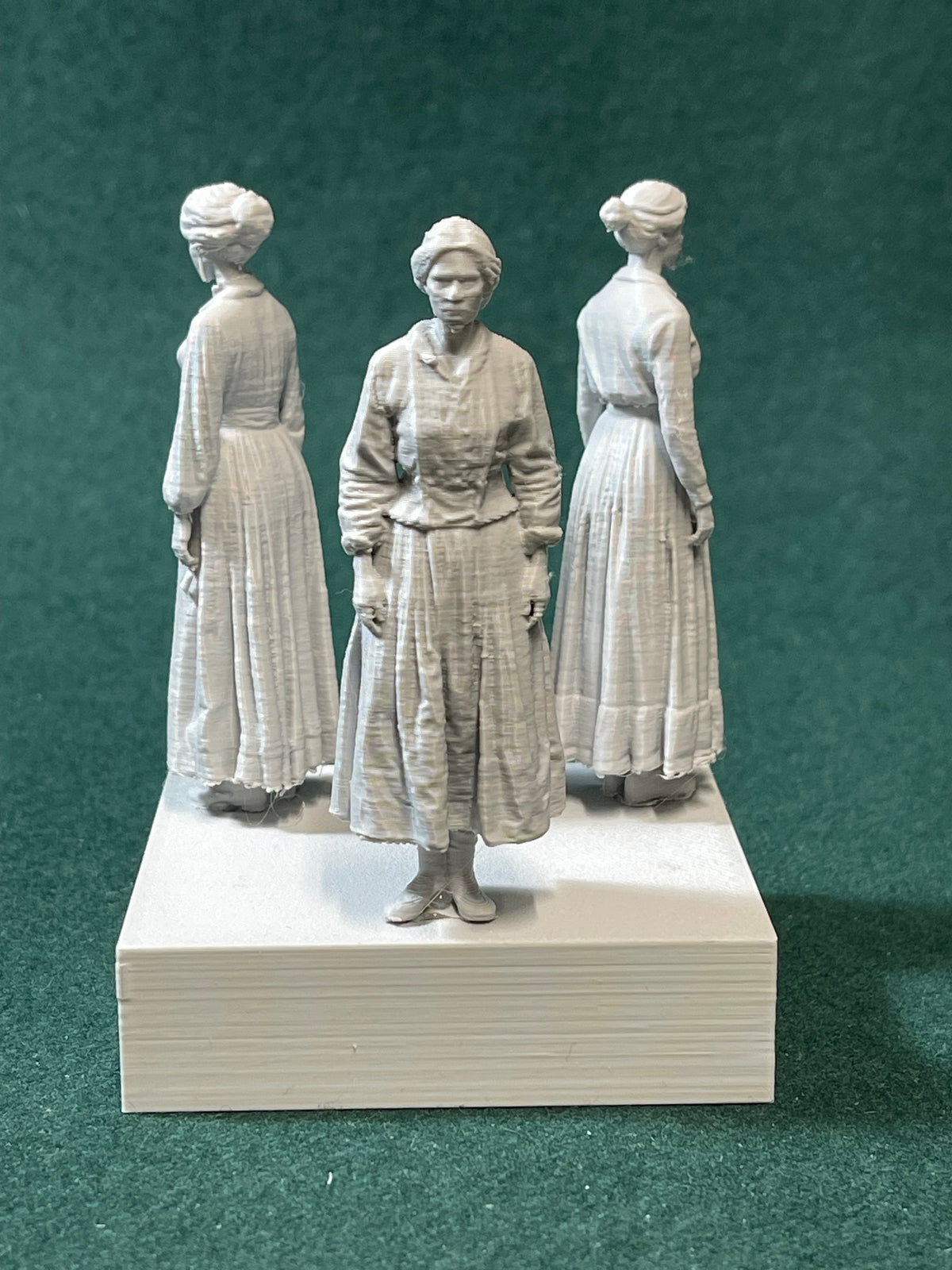 1880er 7 amerikanische Frauen der Unterschicht Figur Deko Statue Miniatur