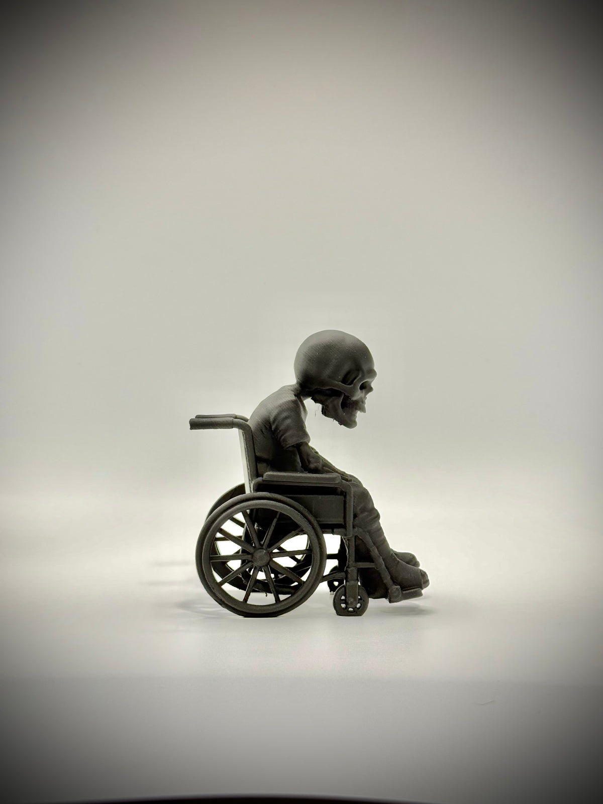 Totenkopf Kantenhocker Rollstuhlfahrer