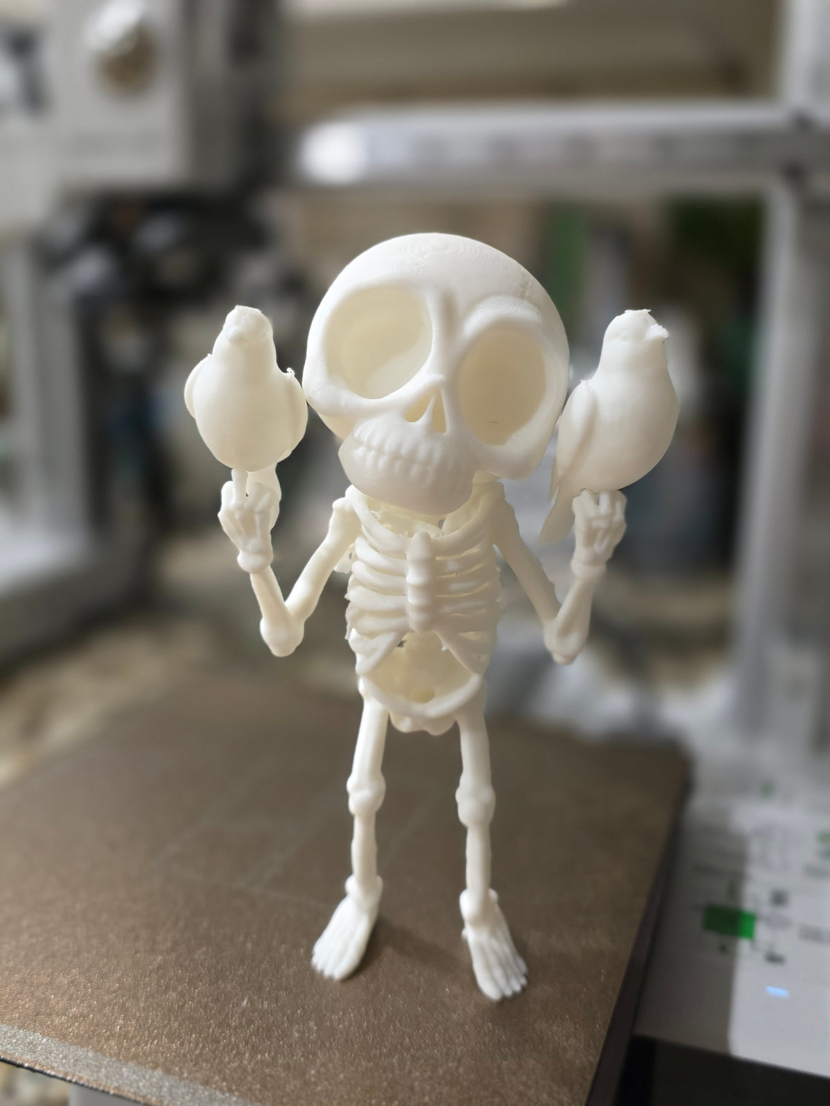 Skelett Figur entspannt mit Vögeln stehend
