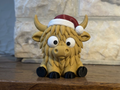 Weihnachtsfigur Hochlandrind als Weihnachtsmann